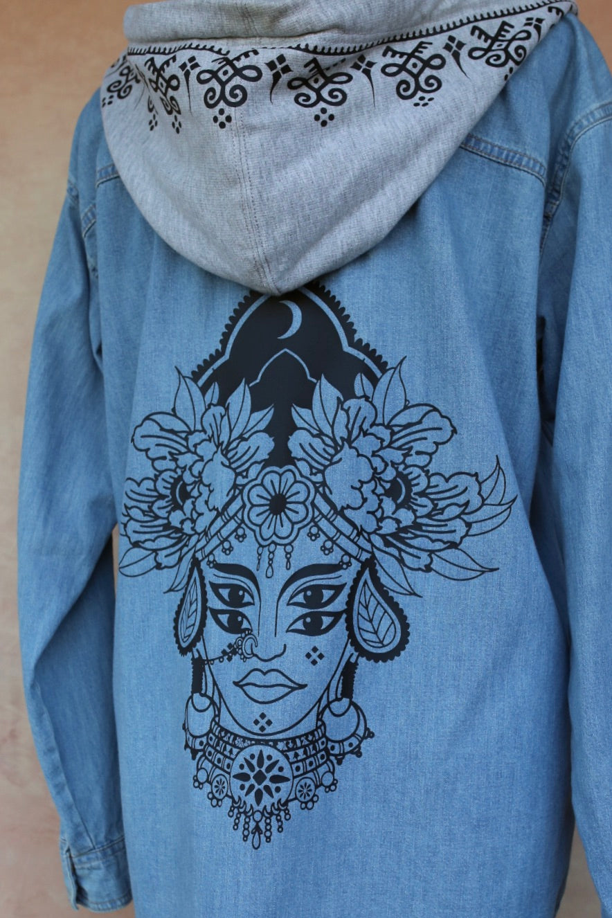 Chemise longue en jean clair à capuche