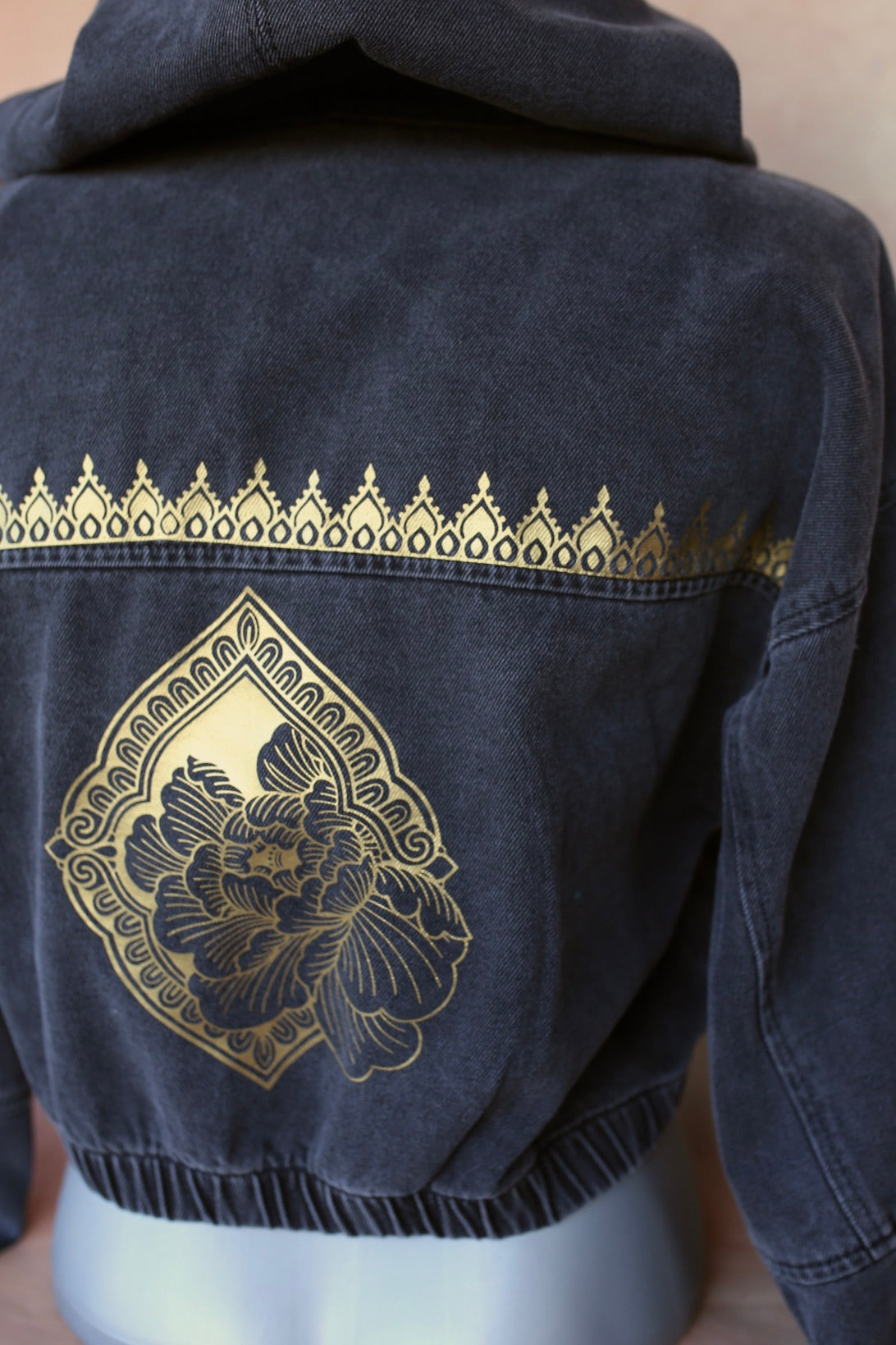 Veste en jean noire à capuche