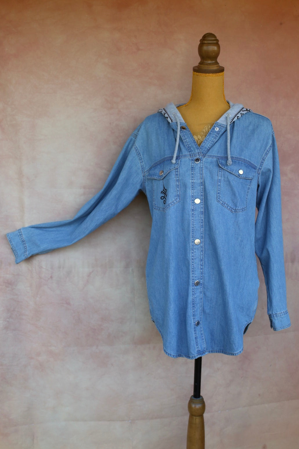 Chemise longue en jean clair à capuche