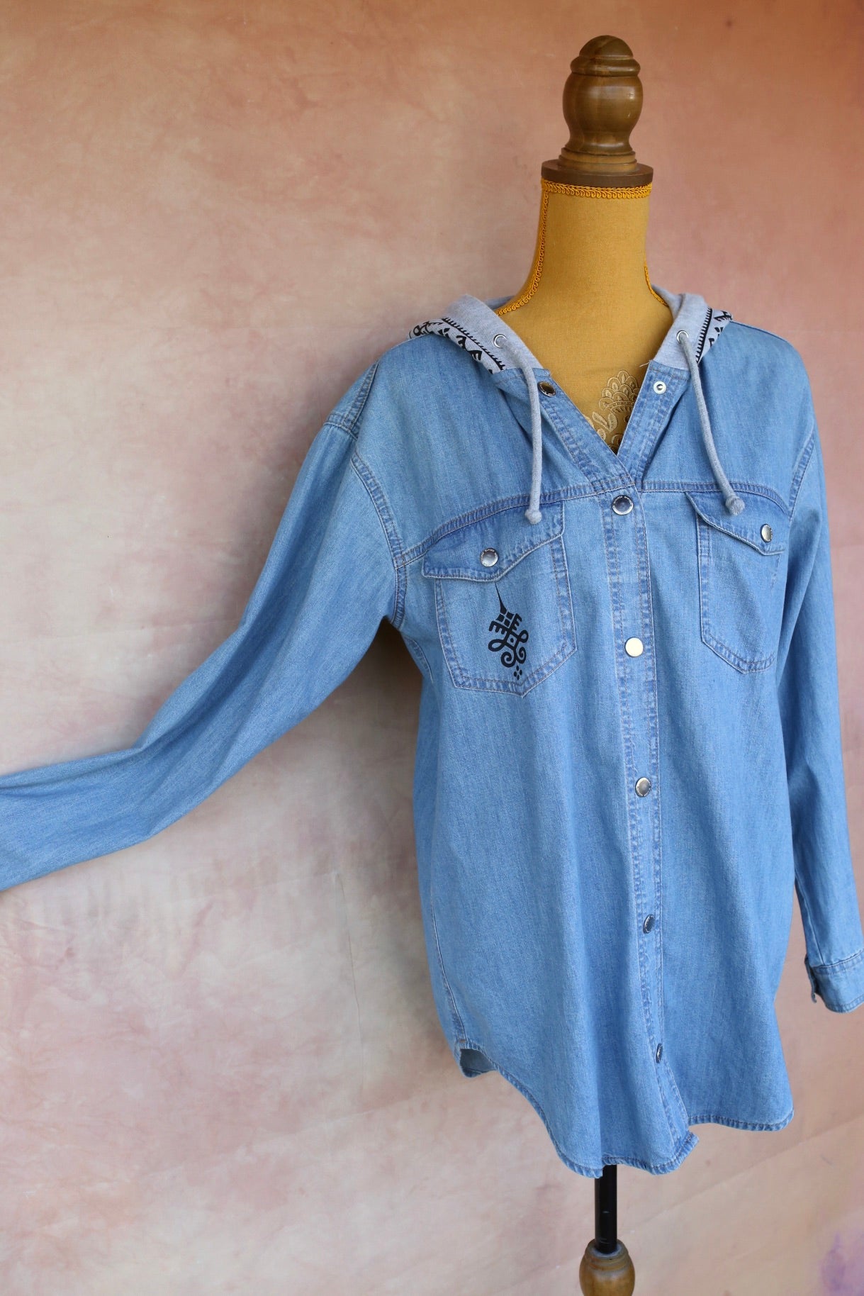 Chemise longue en jean clair à capuche