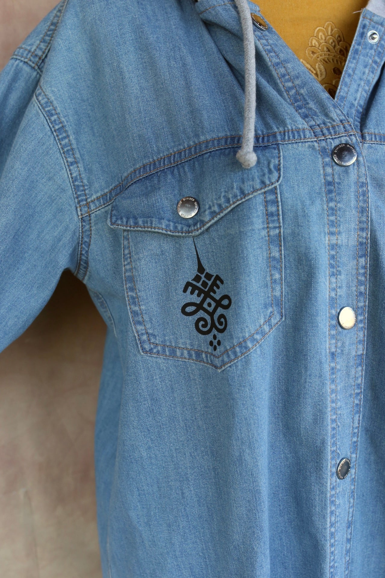 Chemise longue en jean clair à capuche