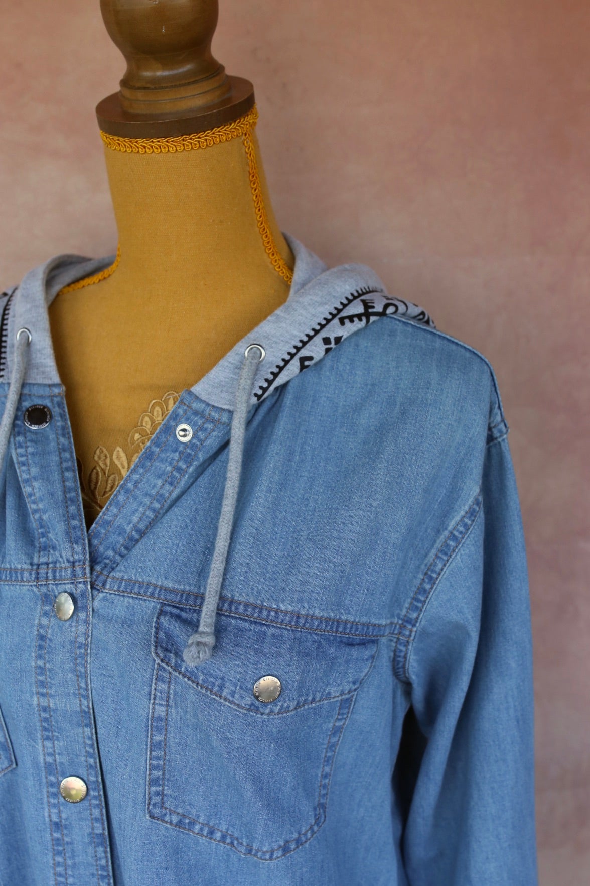 Chemise longue en jean clair à capuche