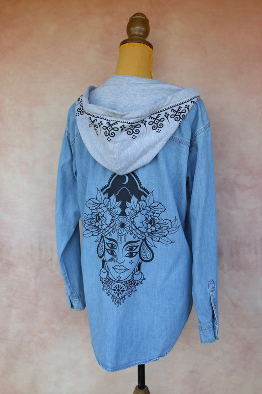 Chemise longue en jean clair à capuche