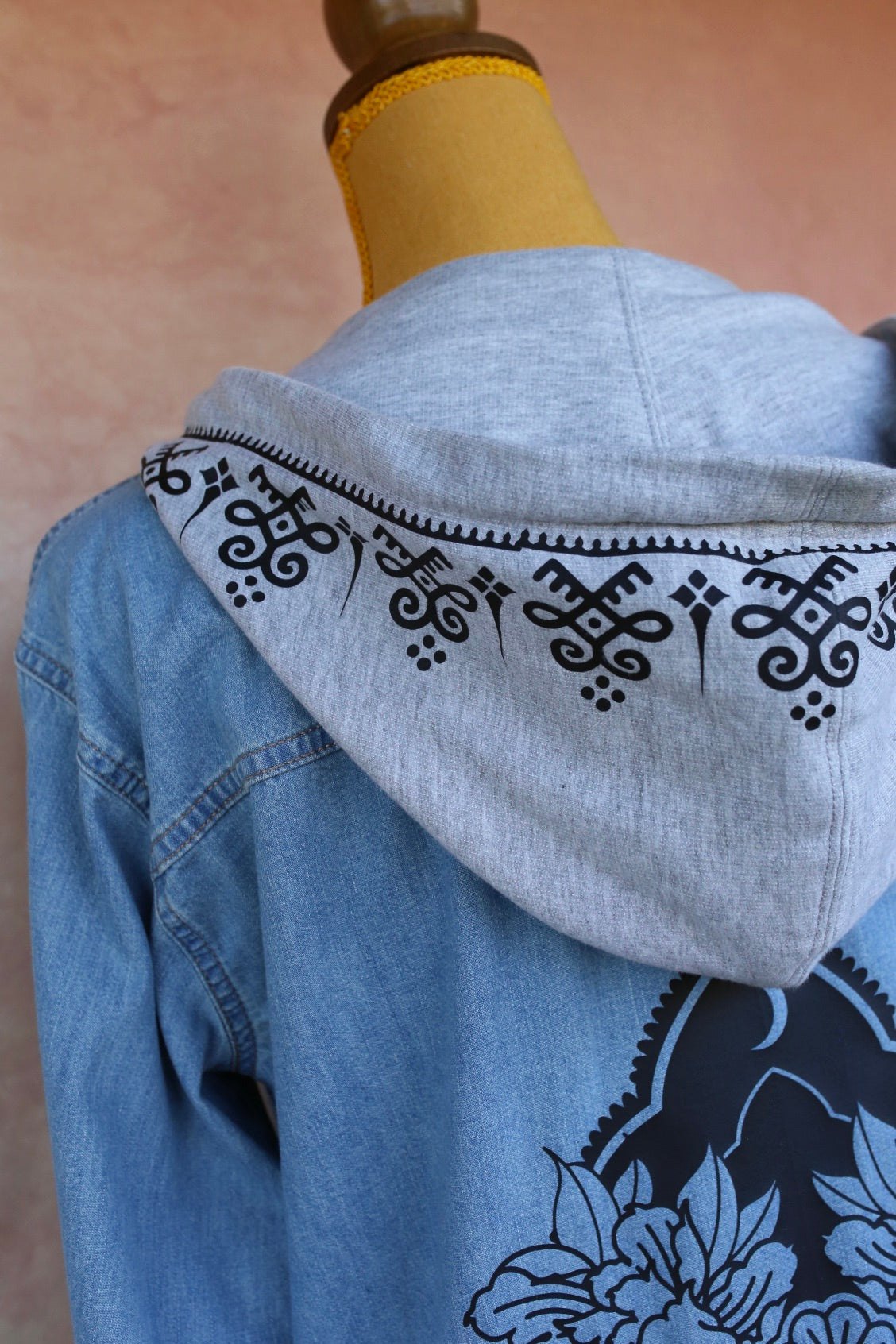 Chemise longue en jean clair à capuche