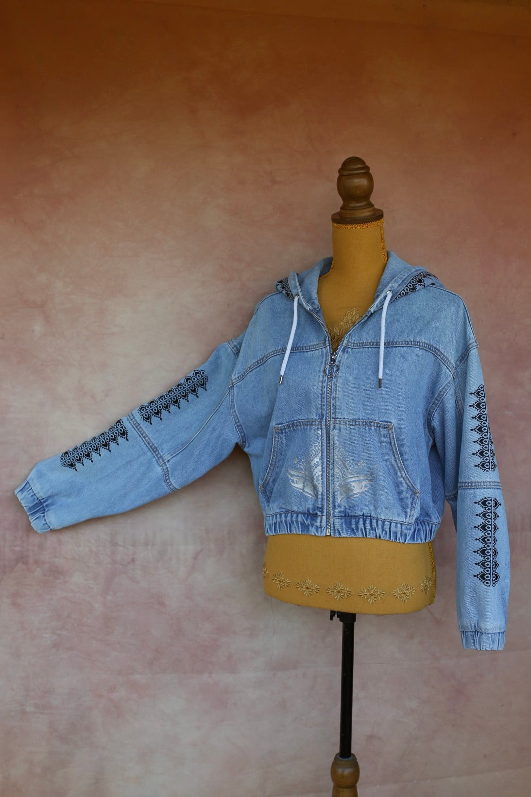 Veste en jean clair à capuche