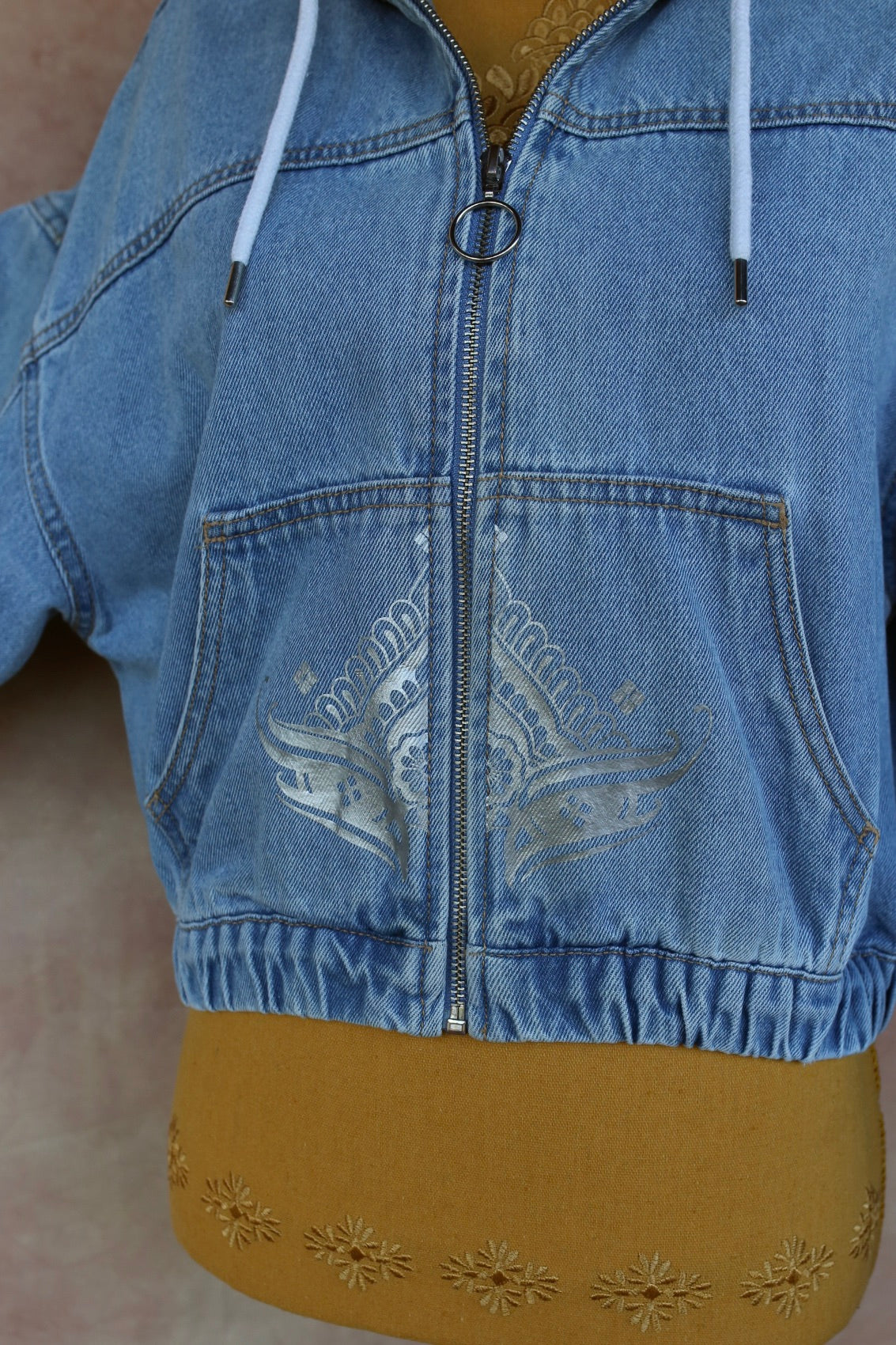 Veste en jean clair à capuche