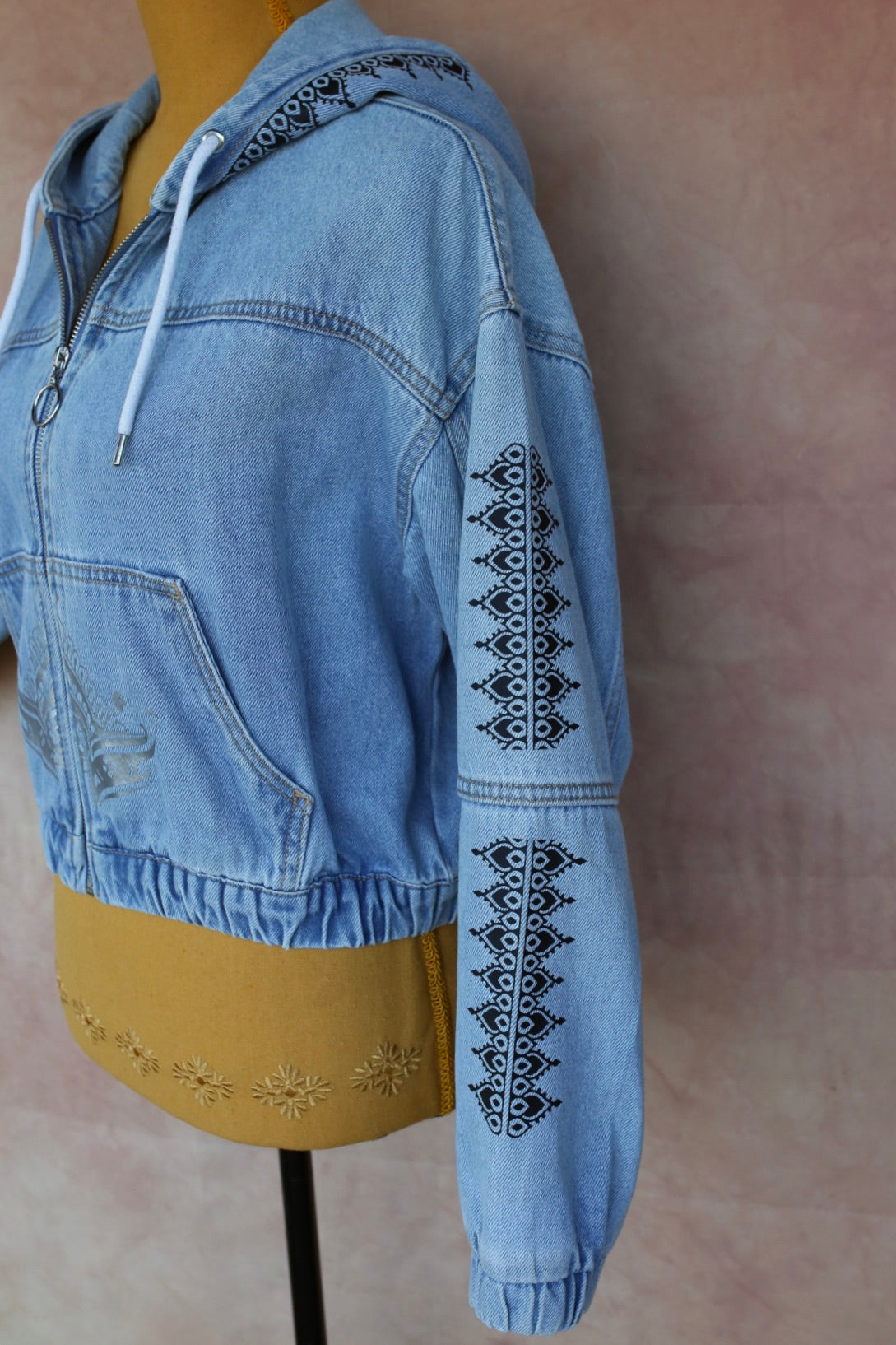 Veste en jean clair à capuche