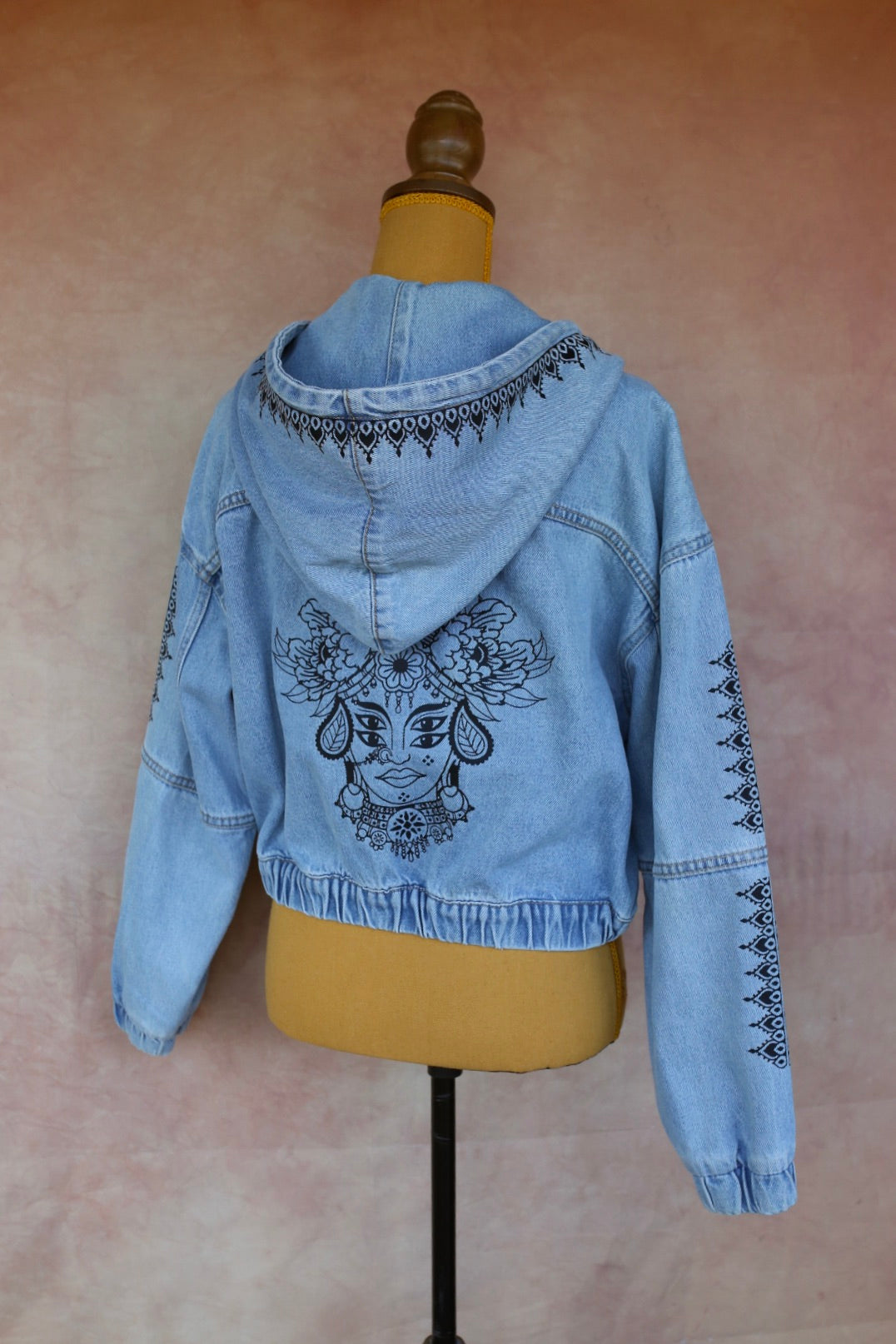 Veste en jean clair à capuche