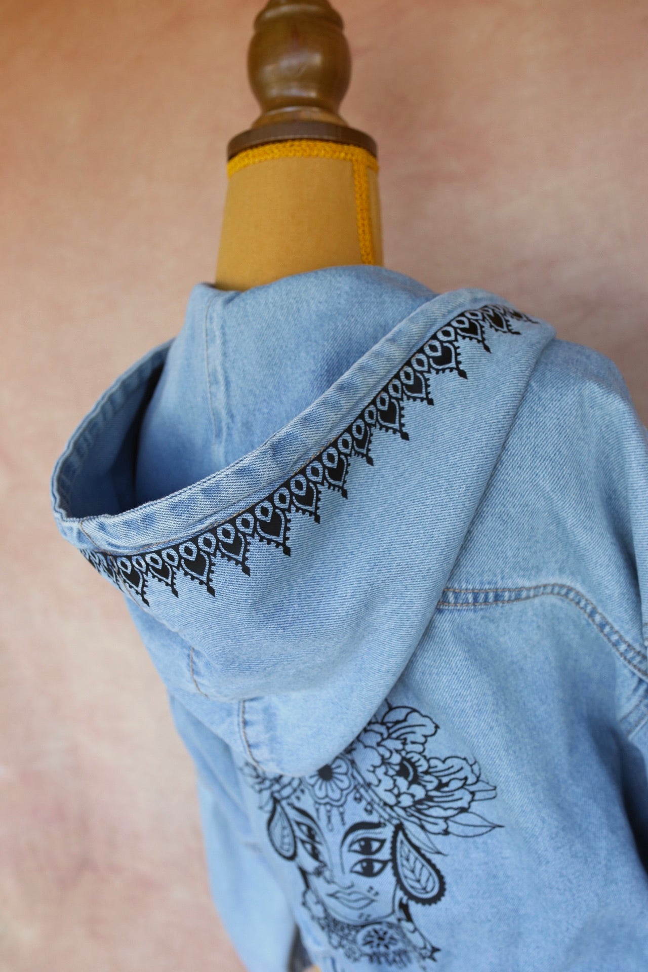 Veste en jean clair à capuche