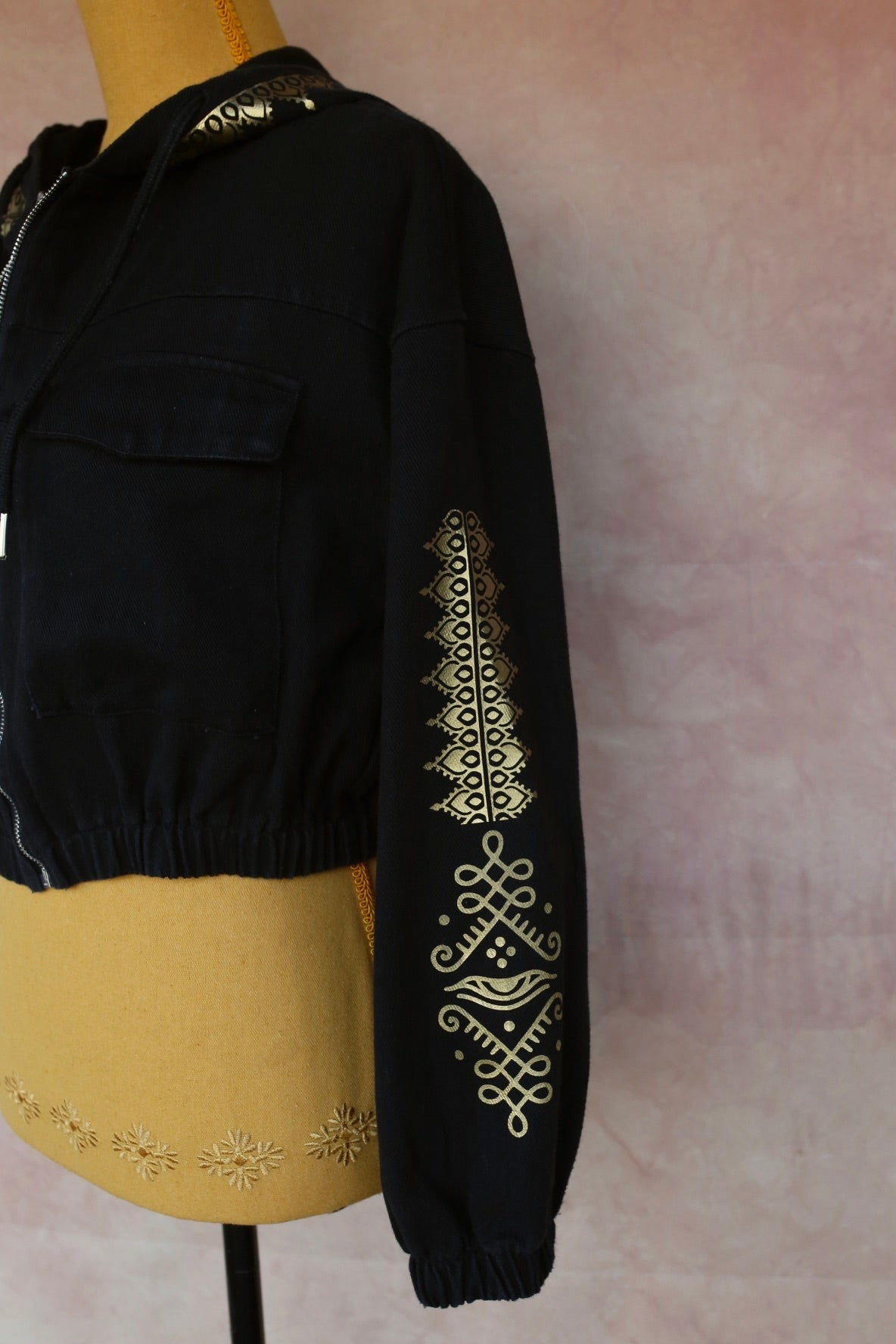 Veste en jean noire à capuche